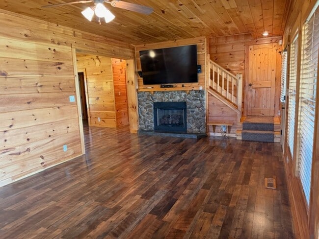 Building Photo - Sevierville 37876 - 3 bedroom, 3.5 Bath, 2486 sq. ft. Cabin and a 672 sq. ft. Studio above garage...