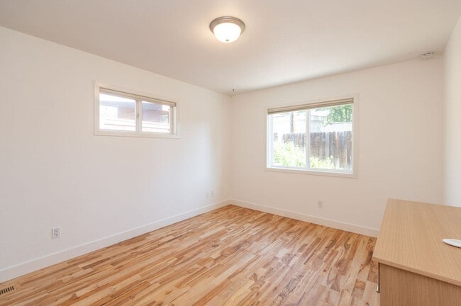 Building Photo - Quintessential Bend Living - 3 Bed | 2 Bat...