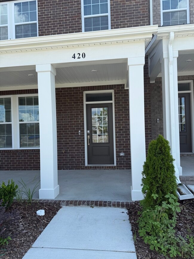 Primary Photo - 420 Seneca St