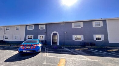 Building Photo - Fresh Paint, New Floors, 2/1 Available NOW