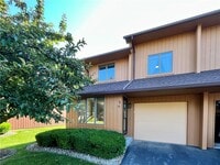 Building Photo - 3 Treetop Dr