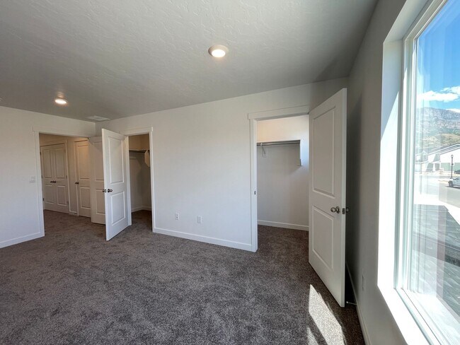 Building Photo - 3-Bedroom Townhome in Santaquin!