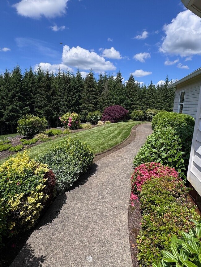 Building Photo - Gorgeous Home on 23 Acres Includes 22x32 S...