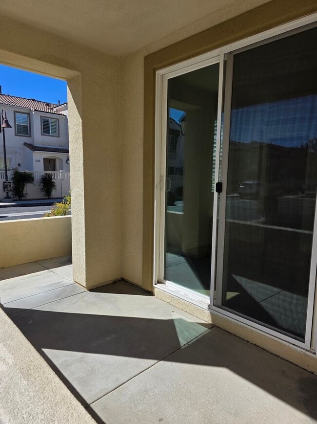 Building Photo - Gorgeous 3 Bedroom Townhome in Paseo del S...