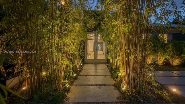 Building Photo - 2440 N Shore Terrace