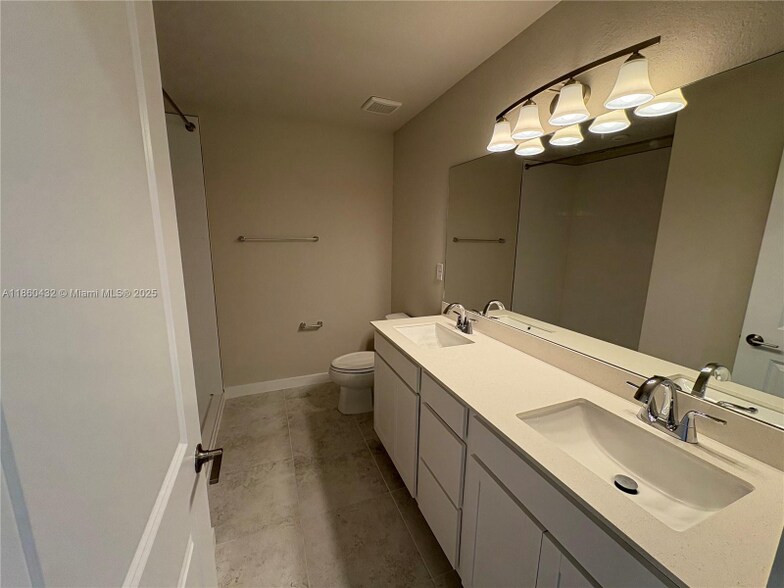 Building Photo - 1014 W Davis Pkwy