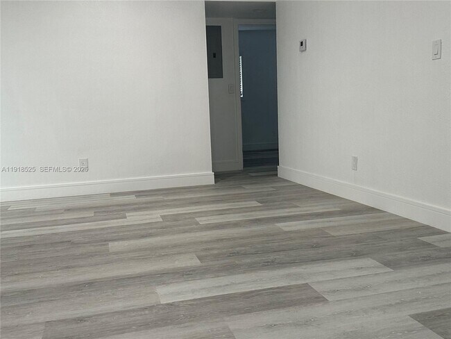 Building Photo - 1308 NW 13th Ct