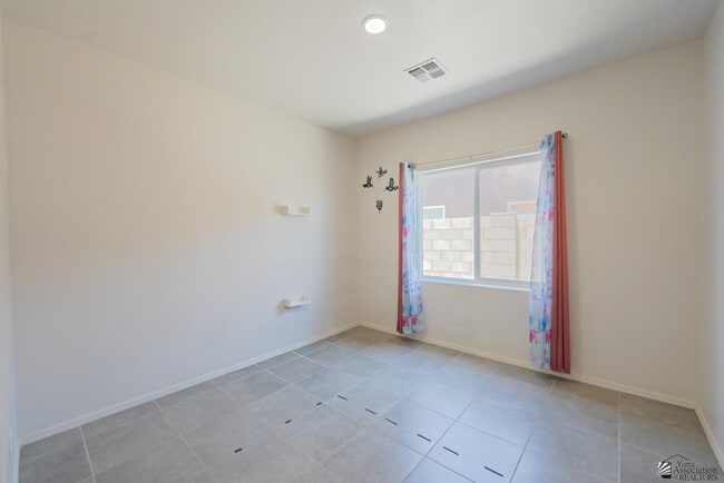 Building Photo - 3457 W 39th Ln