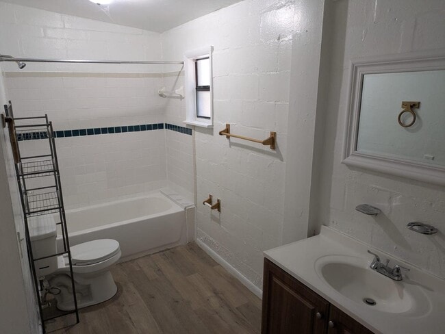 Building Photo - 637 NE Waldo Rd