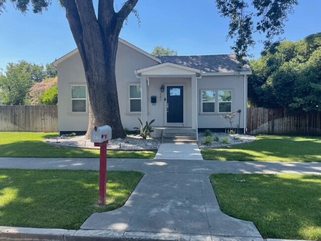 Primary Photo - Modern Ease Meets Everyday Comfort in This Colusa Solar Home