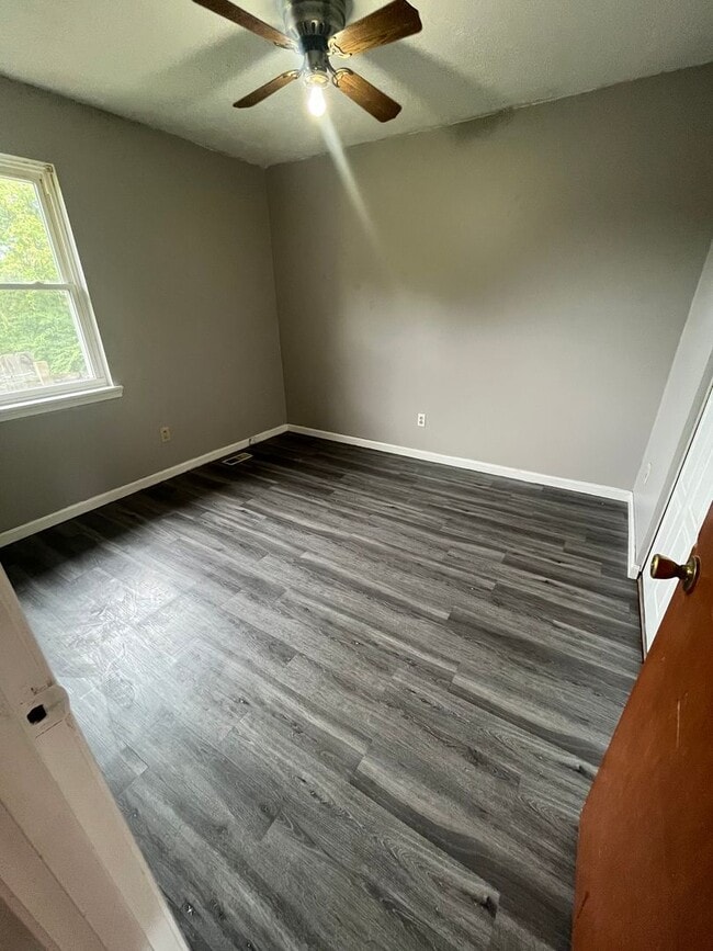 Building Photo - 4-5 Bedroom With 1 Bathroom