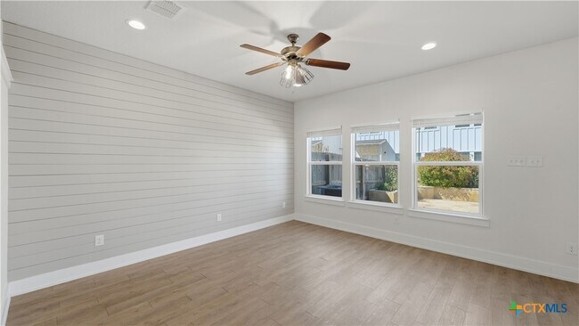 Building Photo - 223 Sapphire Dr