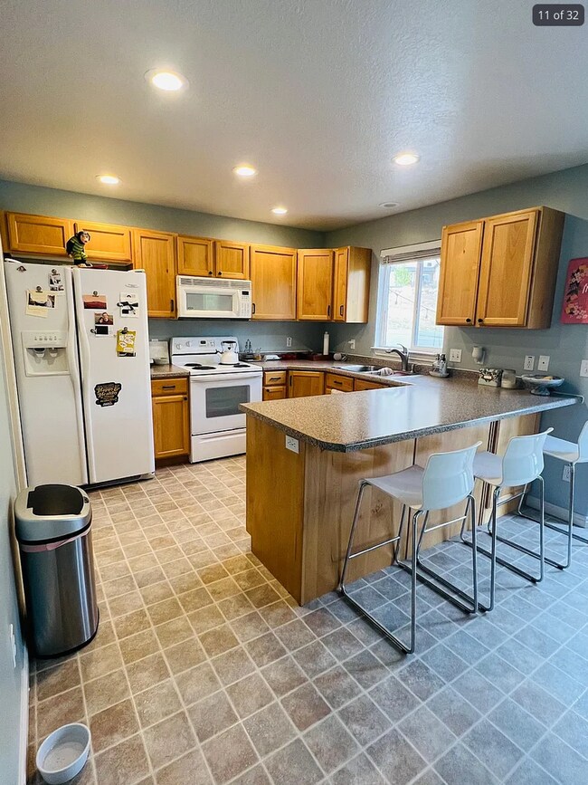 Building Photo - Spacious End-Row Townhome