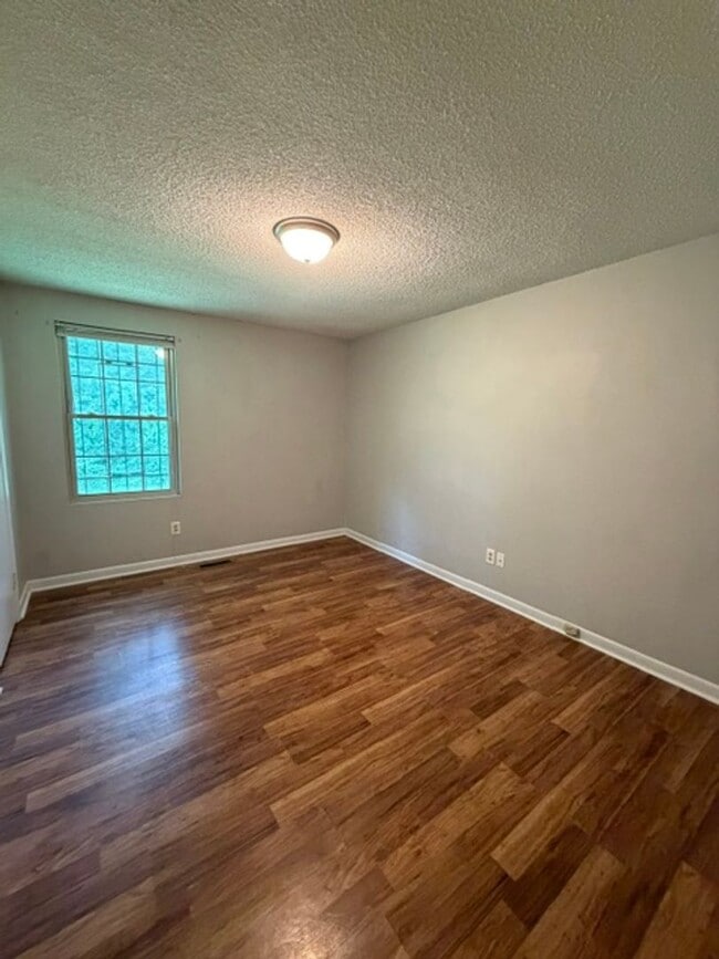 Building Photo - 212 Jay Dr