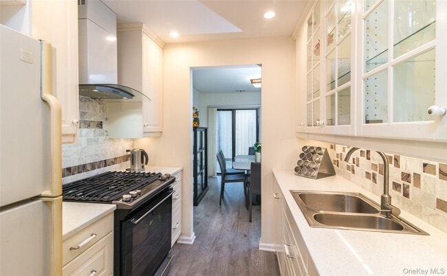 Building Photo - 327 N Greeley Ave