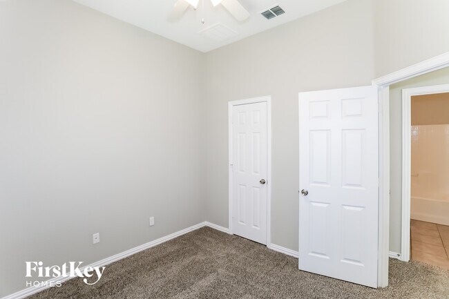 Building Photo - 324 Highland Fairway Ln