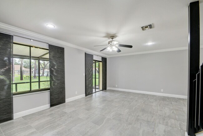 Building Photo - 1105 Maplewood Dr