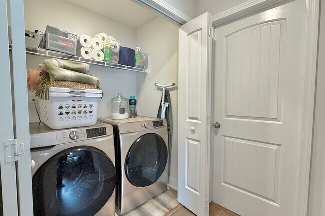 Building Photo - AVAILABLE EARLY MAY 2026! (Pet Friendly)