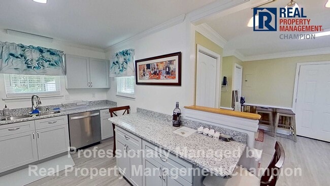 Building Photo - Spacious and Beautifully Updated 3 BD/2 BA Home on Large Lot