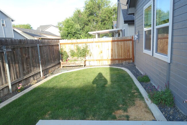 Building Photo - 3-Bedroom Home in Very Private Quiet Setting