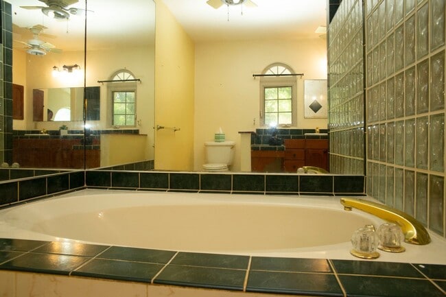 Building Photo - Spacious 4-Bedroom Retreat in Haiku with S...