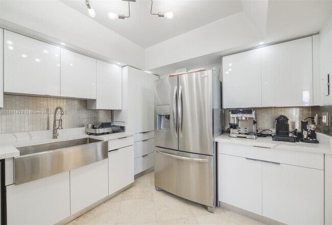 Building Photo - 5838 Collins Ave