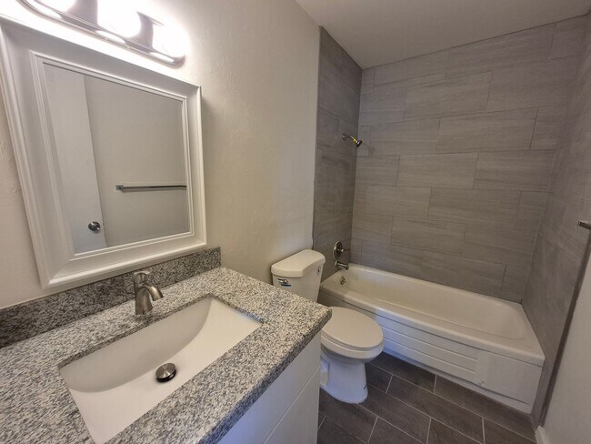 Building Photo - Large 4 Bed 2 Bath House