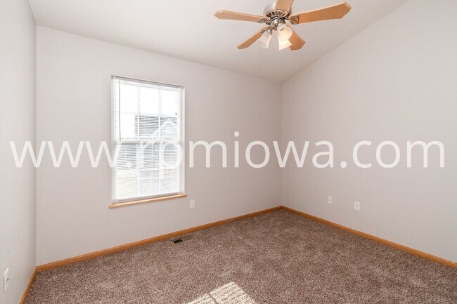 Building Photo - NEAR DMACC!! 2 Bedroom, 2 Bath Townhome in Ankeny