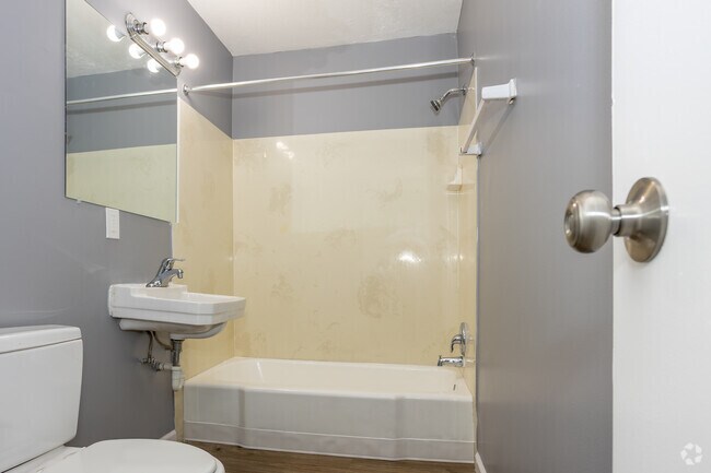 1BR, 1BA - 465SF - Bathroom - Hilton Arms