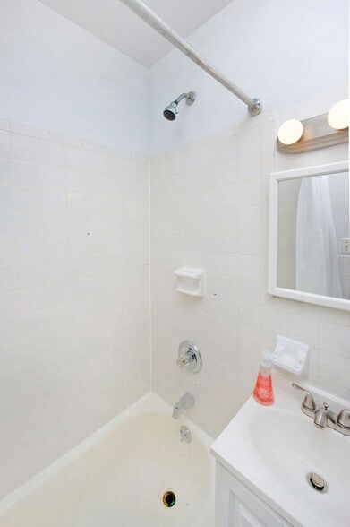 Building Photo - 335 E 94th St