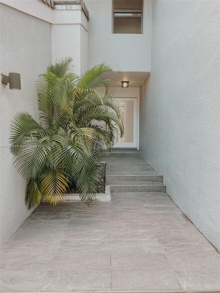 Building Photo - 316 Poinciana Island Dr
