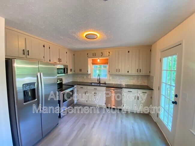 Building Photo - 410 Riverlake Ct