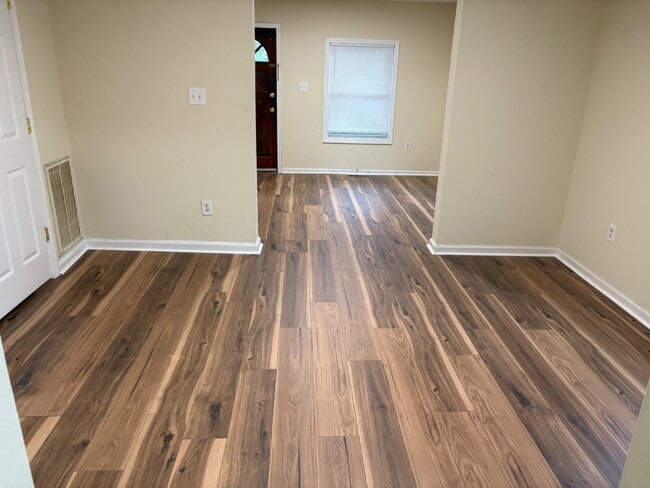 Building Photo - Recently Updated 2 bedroom / 1 bathroom ho...