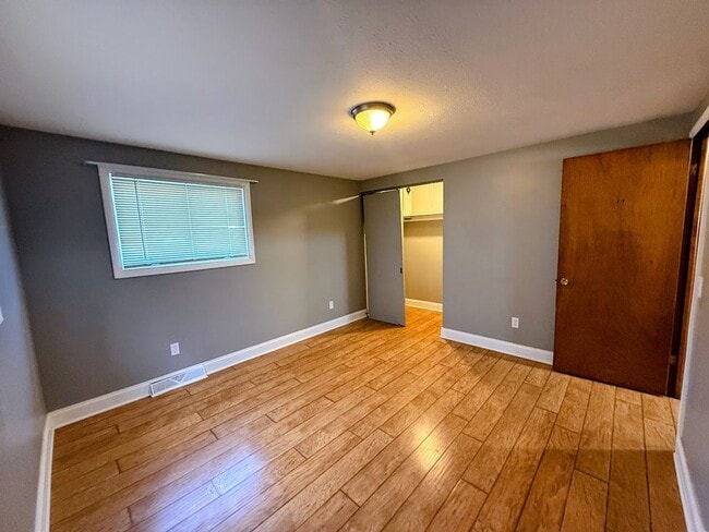 Building Photo - Two bedroom one bathroom duplex for rent
