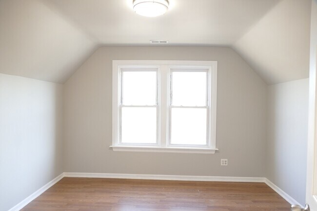 Building Photo - 2820 N Sacramento Ave