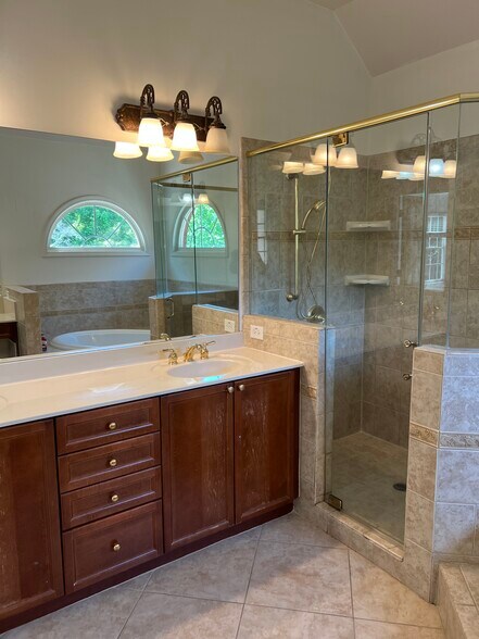 Master bathroom - 440 Wembley Cir
