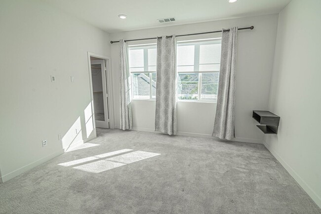 Building Photo - Five Points - 2 Bedroom Townhome for Rent in Valencia.