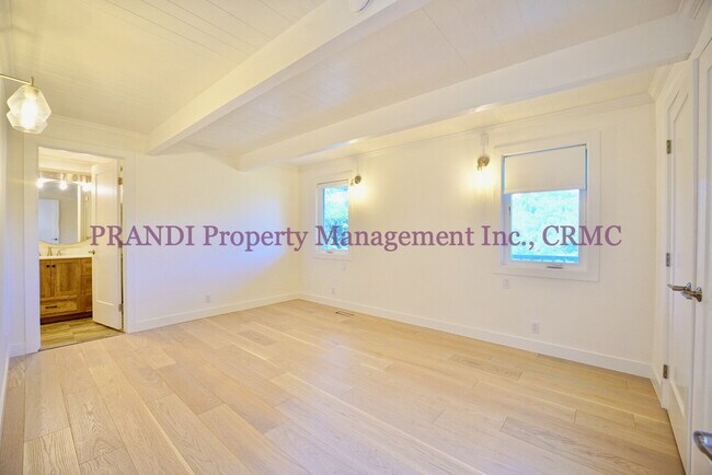 Building Photo - Air Conditioned San Rafael House with Pano...