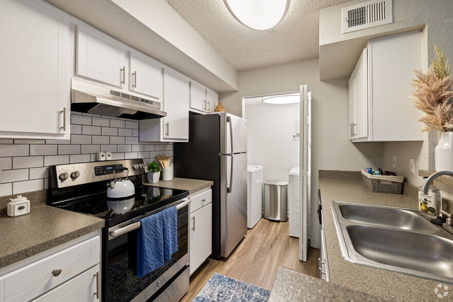 B1 - 2BR, 2BA - 949SF - Kitchen - Jackson Square Apartments