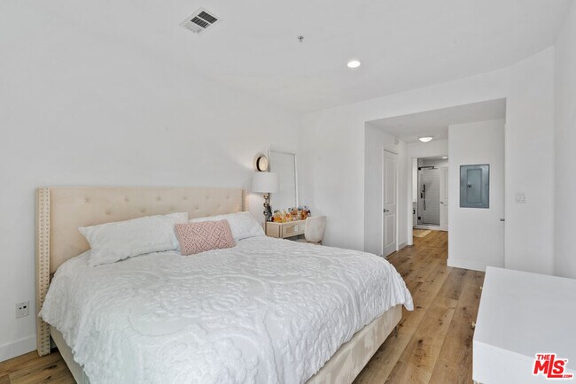 Building Photo - 6400 Crescent Prk E