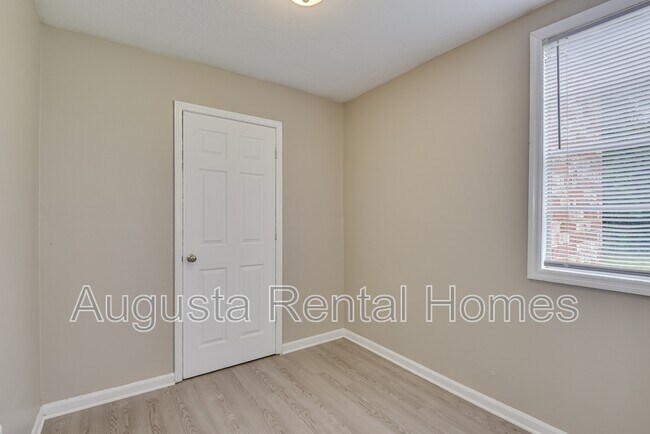 Building Photo - 323A Verdery Dr