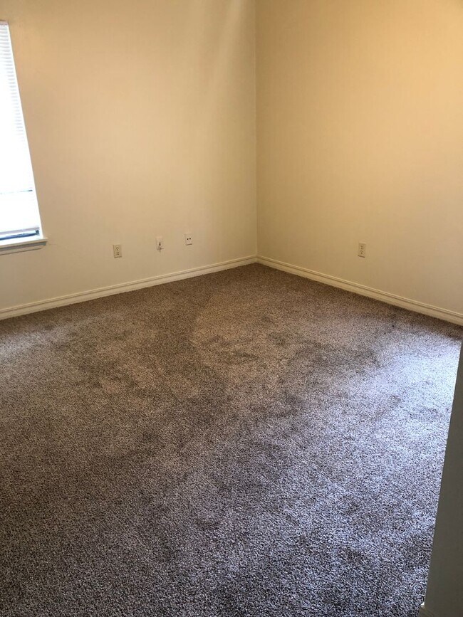 Building Photo - Cozy 4 Bed 2 Bath Home just off the west side of U of A Campus