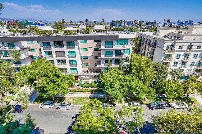 Building Photo - 435 N Oakhurst Dr