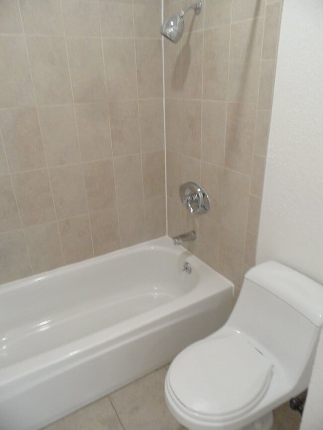 Building Photo - 3 bed/2 bath Upstairs condo! Hardwood floor, full kitchen, washer/dryer