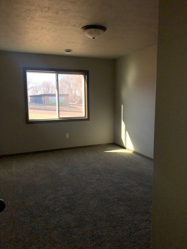 Building Photo - Spacious, Modern East Side Town Home