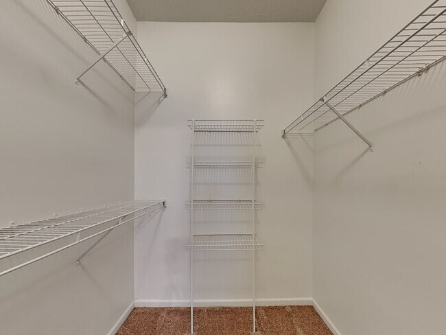 Building Photo - 3 bed 2 bath in Avon with privacy fence an...