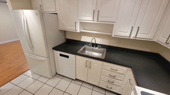 Building Photo - Charming 1BR Condo in Prime Westshore Location – Move-In Ready!