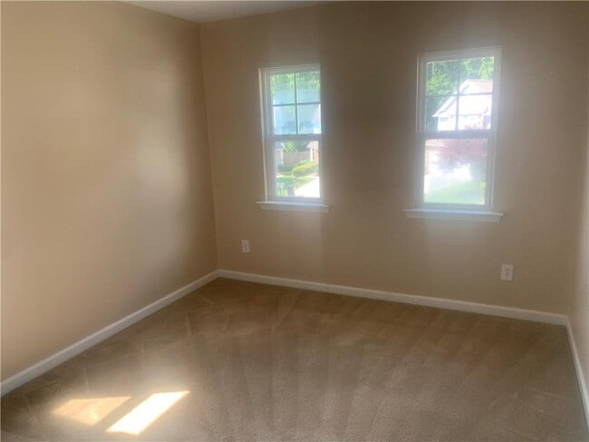 Building Photo - 121 Creekwood Tr