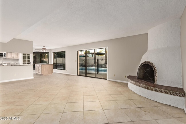 Building Photo - 4912 E Ludlow Dr