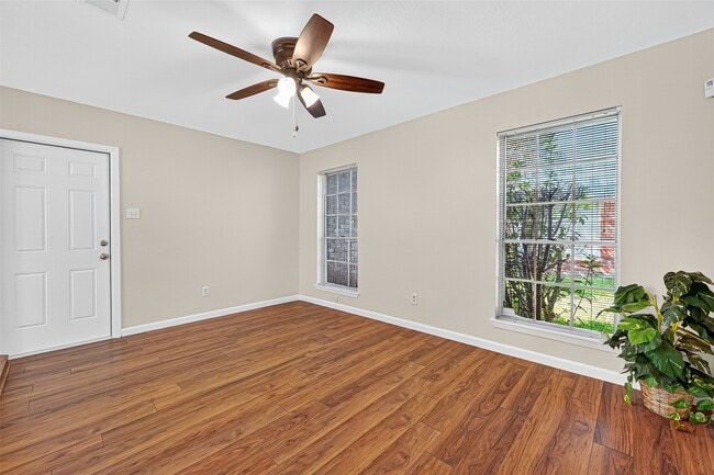 Building Photo - 813 Lakeview Dr